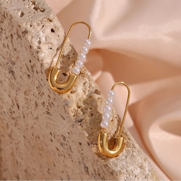 NEW 18K GOLD PEARL DAINTY STUD EARRINGS, NICE EARRINGS, CUTE EARRINGS - Picture 5 of 7